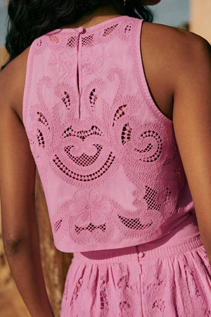 Norideen Kvinders Todelt Sæt – Pink Halterneck Croptop, Laserskåret Nederdel med Slids-83273-8d2213a4-5cc5-48ab-972f-bc9b9ccf73d0