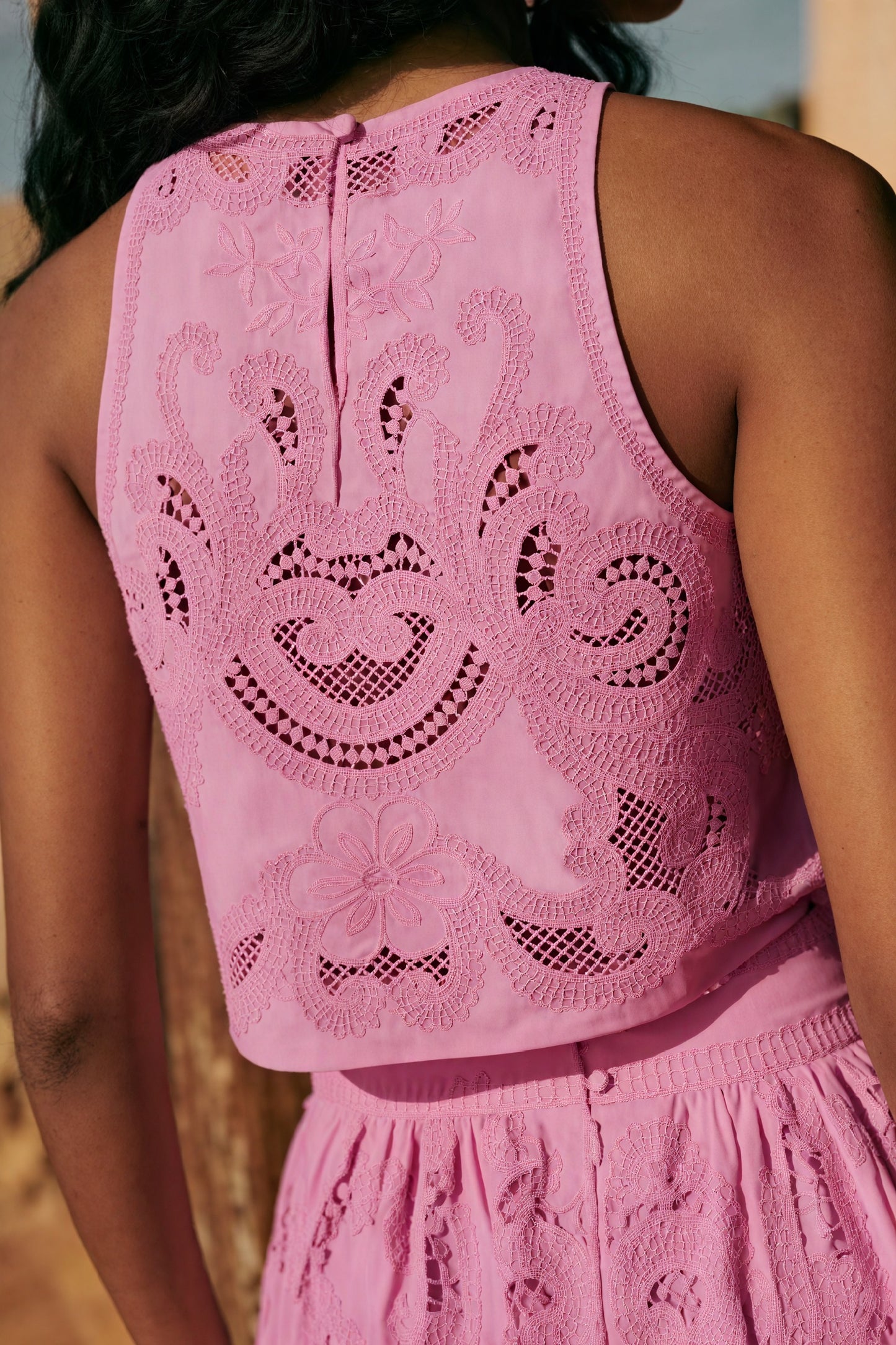 Norideen Kvinders Todelt Sæt – Pink Halterneck Croptop, Laserskåret Nederdel med Slids-83273-8d2213a4-5cc5-48ab-972f-bc9b9ccf73d0