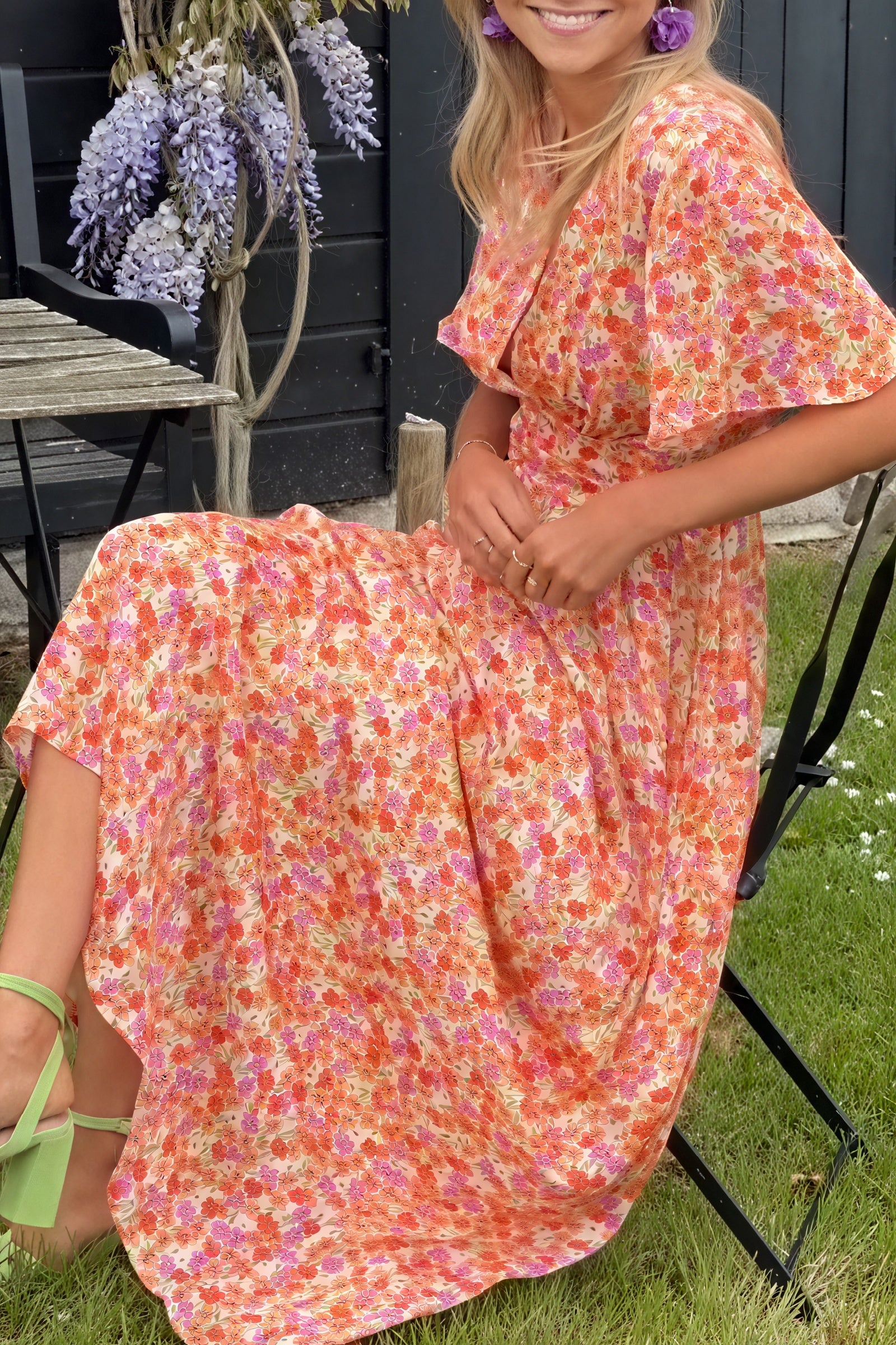 Norideen Dame Kjole – Blomstret V-hals, Plisseret Skørt-83290-a8f6219a-aa23-403c-ac69-8b87ec39a0df