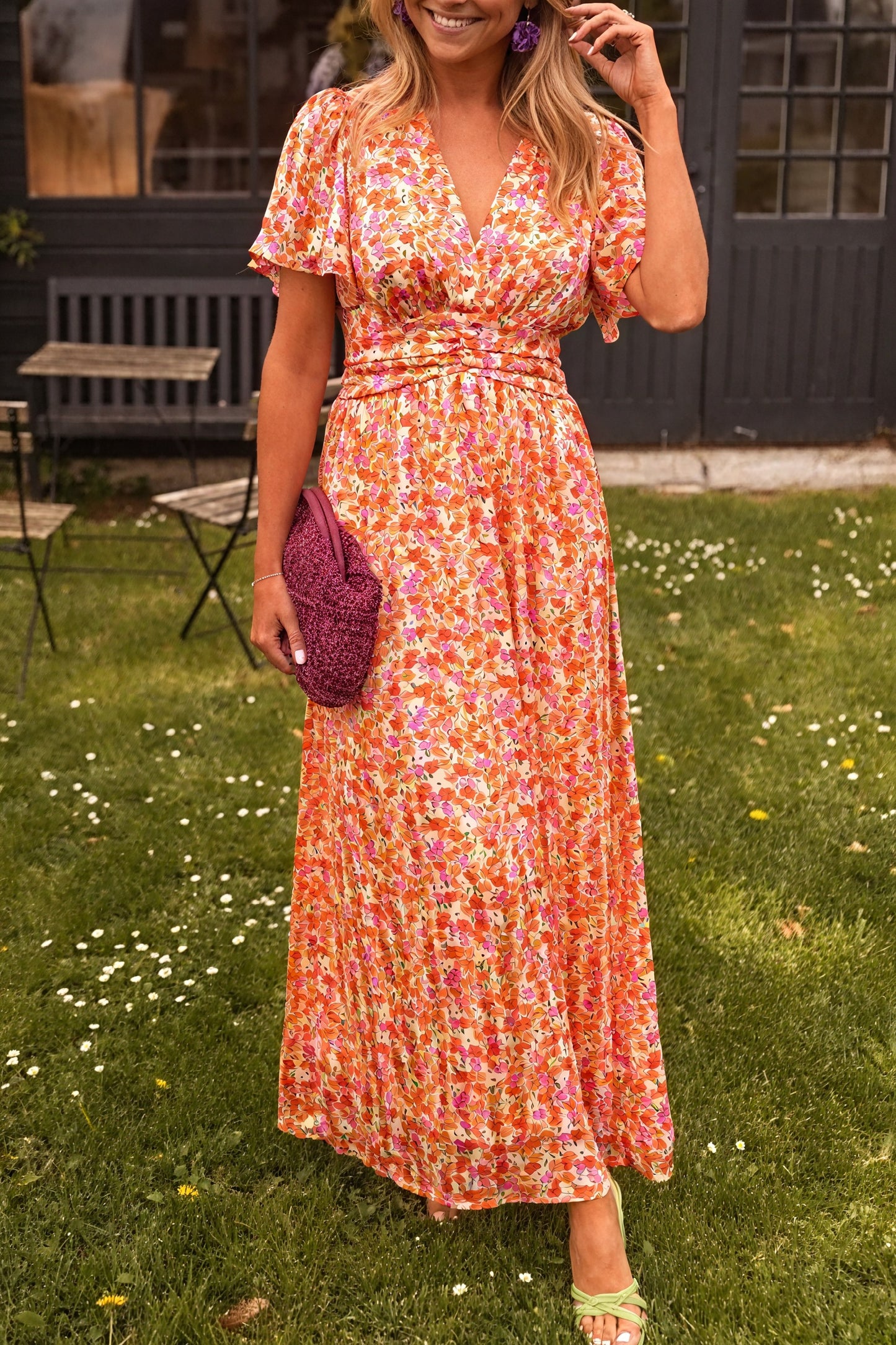 Norideen Dame Kjole – Blomstret V-hals, Plisseret Skørt-83290-19251927-9758-4117-b976-566a9ba224fe