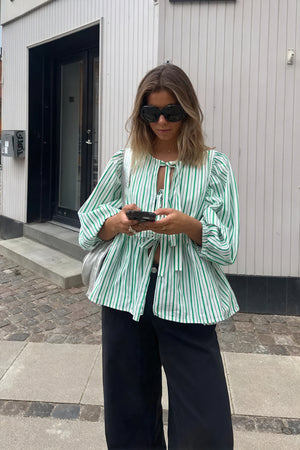 Kvinder Bluse – Grøn Hvid Stribet, Bindebånd Foran, Pufærmer-83297-12823269-4541-43ba-b32f-273fac295fab