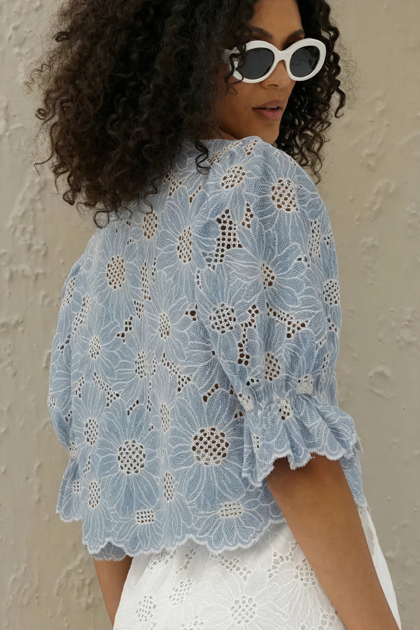 Norideen Kvinders Matchende Sæt – Blå Top & Hvide Shorts med Blomsterudskæring, Inkl. Stråtaske, XS-XL-83298-fb22c469-f79b-4f1d-8be1-707082123db8