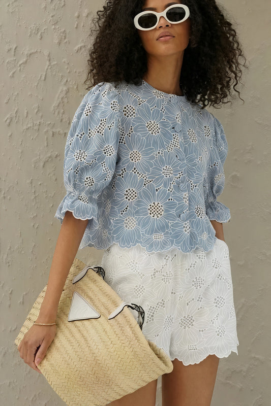 Norideen Kvinders Matchende Sæt – Blå Top & Hvide Shorts med Blomsterudskæring, Inkl. Stråtaske, XS-XL-83298-68519558-bad7-4b28-b7fe-525e7949b284