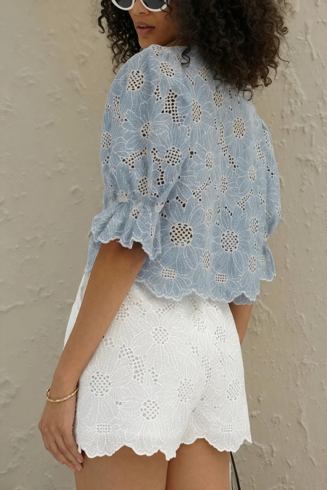 Norideen Kvinders Matchende Sæt – Blå Top & Hvide Shorts med Blomsterudskæring, Inkl. Stråtaske, XS-XL-83298-a439f634-cc7b-490c-94b8-0966eff2f808