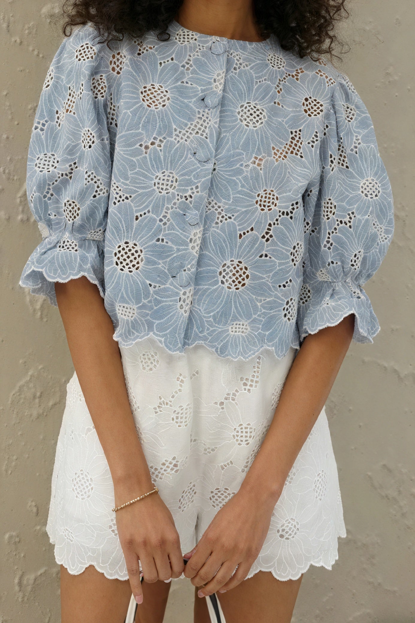 Norideen Kvinders Matchende Sæt – Blå Top & Hvide Shorts med Blomsterudskæring, Inkl. Stråtaske, XS-XL-83298-98e3c796-f349-4996-bf9e-9ce93f733ec4