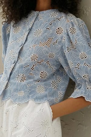 Norideen Kvinders Matchende Sæt – Blå Top & Hvide Shorts med Blomsterudskæring, Inkl. Stråtaske, XS-XL-83298-c72ea069-2ccd-4b2d-a92e-ec7127927201