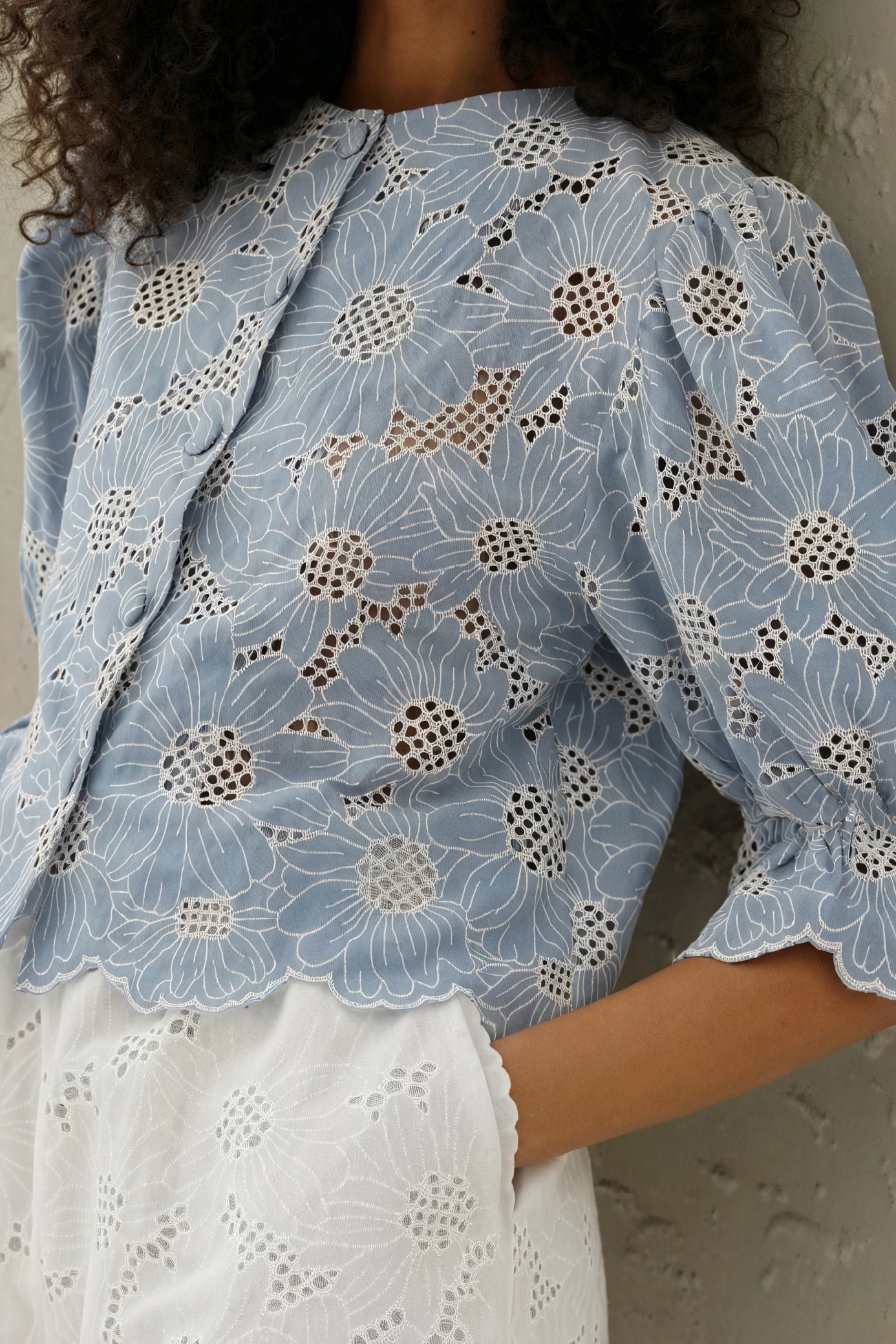 Norideen Kvinders Matchende Sæt – Blå Top & Hvide Shorts med Blomsterudskæring, Inkl. Stråtaske, XS-XL-83298-c72ea069-2ccd-4b2d-a92e-ec7127927201