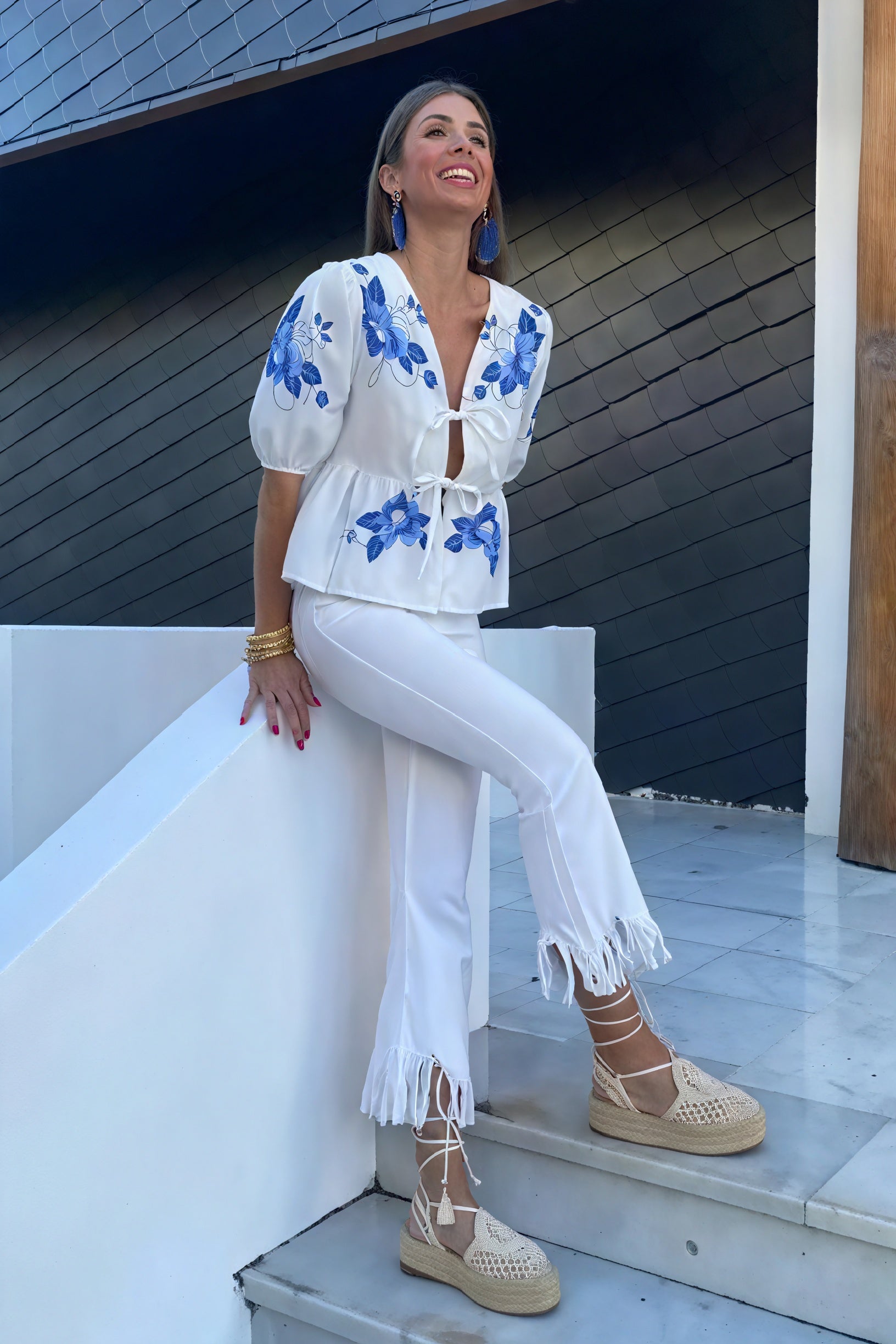 Kvinder Hvid Bluse, Broderet Blomsterdesign, V-hals, Bindebånd, Korte Ærmer-83305-8b94dec0-4230-4bc6-9b55-86bc6e7fc929