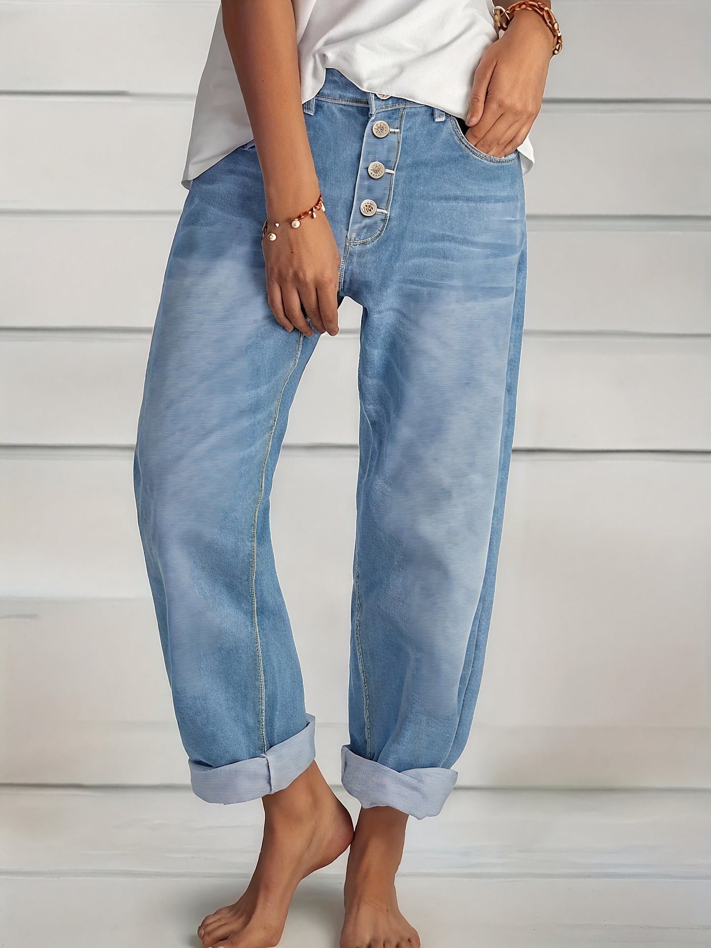 Dame Lyseblå Løse Jeans med Opsmøg og Knaplukning – Komfortabel Denim-83359-b88c476c-5eb3-41e7-a3b3-8cd2dc0d98ae