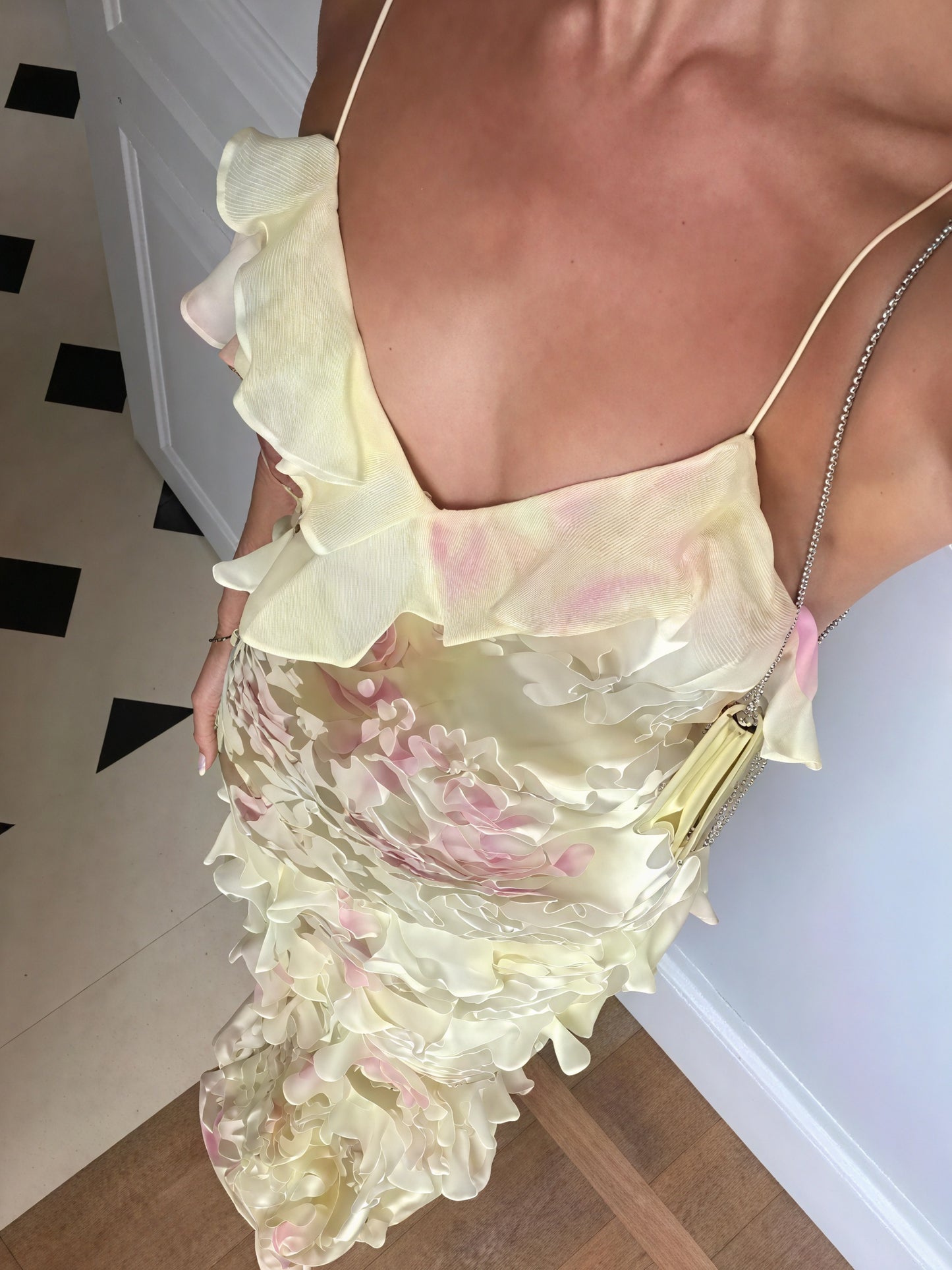Dame Blomstret Kjole med Spaghettistropper og Flæsedetaljer-83560-9cd69b4c-5a35-48ea-af2f-ad3bb5c0905d