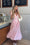 Pink Gingham Kjole – V-hals & Plisseret Skørt