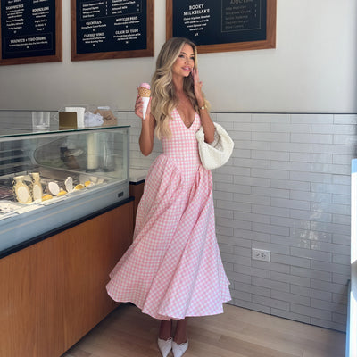 Pink Gingham Kjole – V-hals & Plisseret Skørt