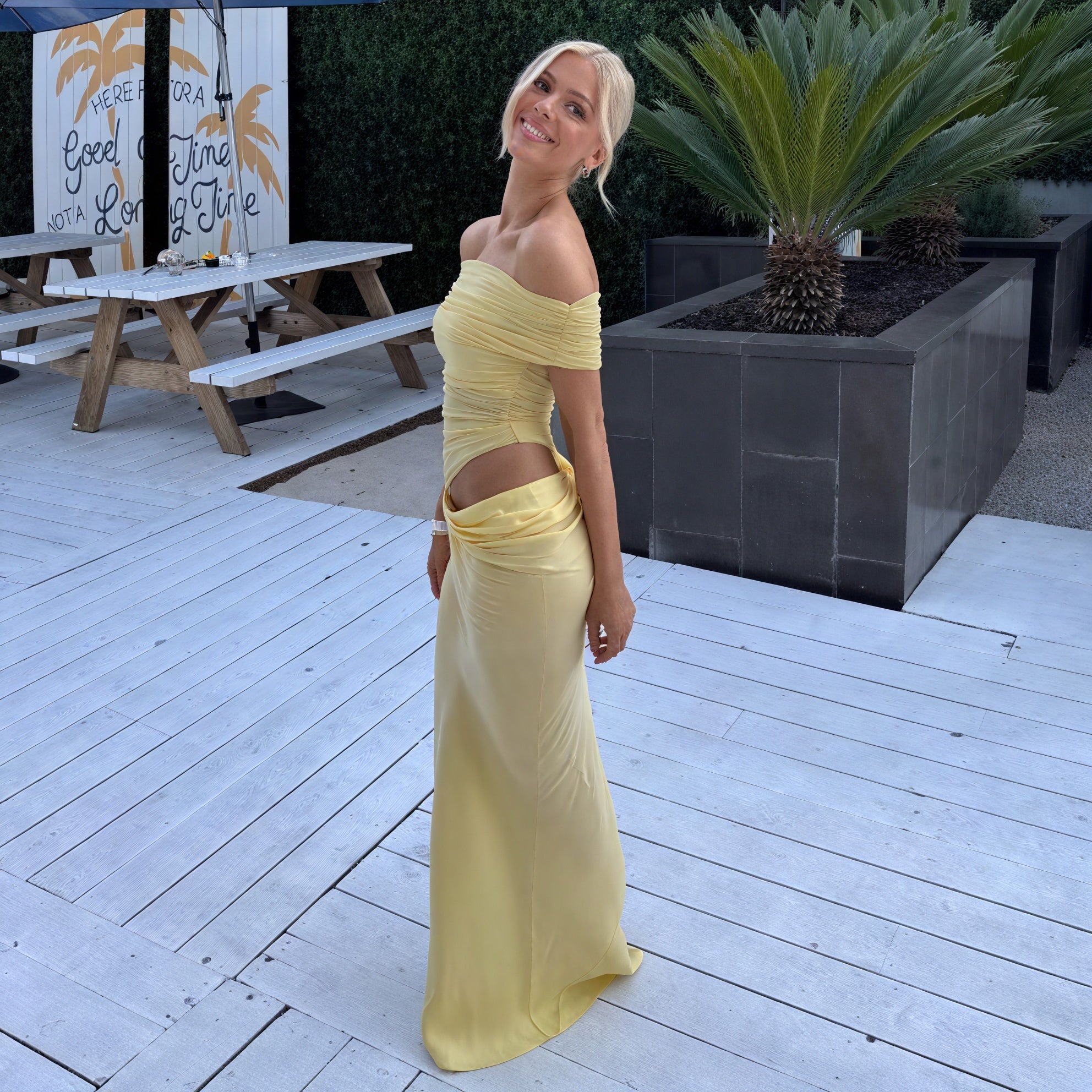 Dame Gulvlængde Kjole – Off-Shoulder, Talje-Cutout, Flydende Stof, Elegant Aftenkjole-83596-f035f6ae-cd3b-4adf-b891-c479e06bf0df