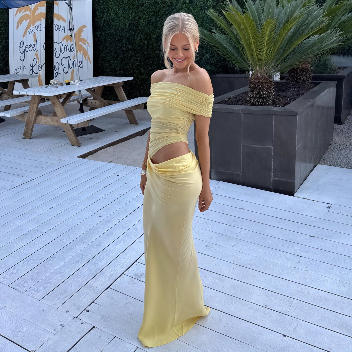 Dame Gulvlængde Kjole – Off-Shoulder, Talje-Cutout, Flydende Stof, Elegant Aftenkjole-83596-542d5742-a976-4c86-be05-87d63464c300