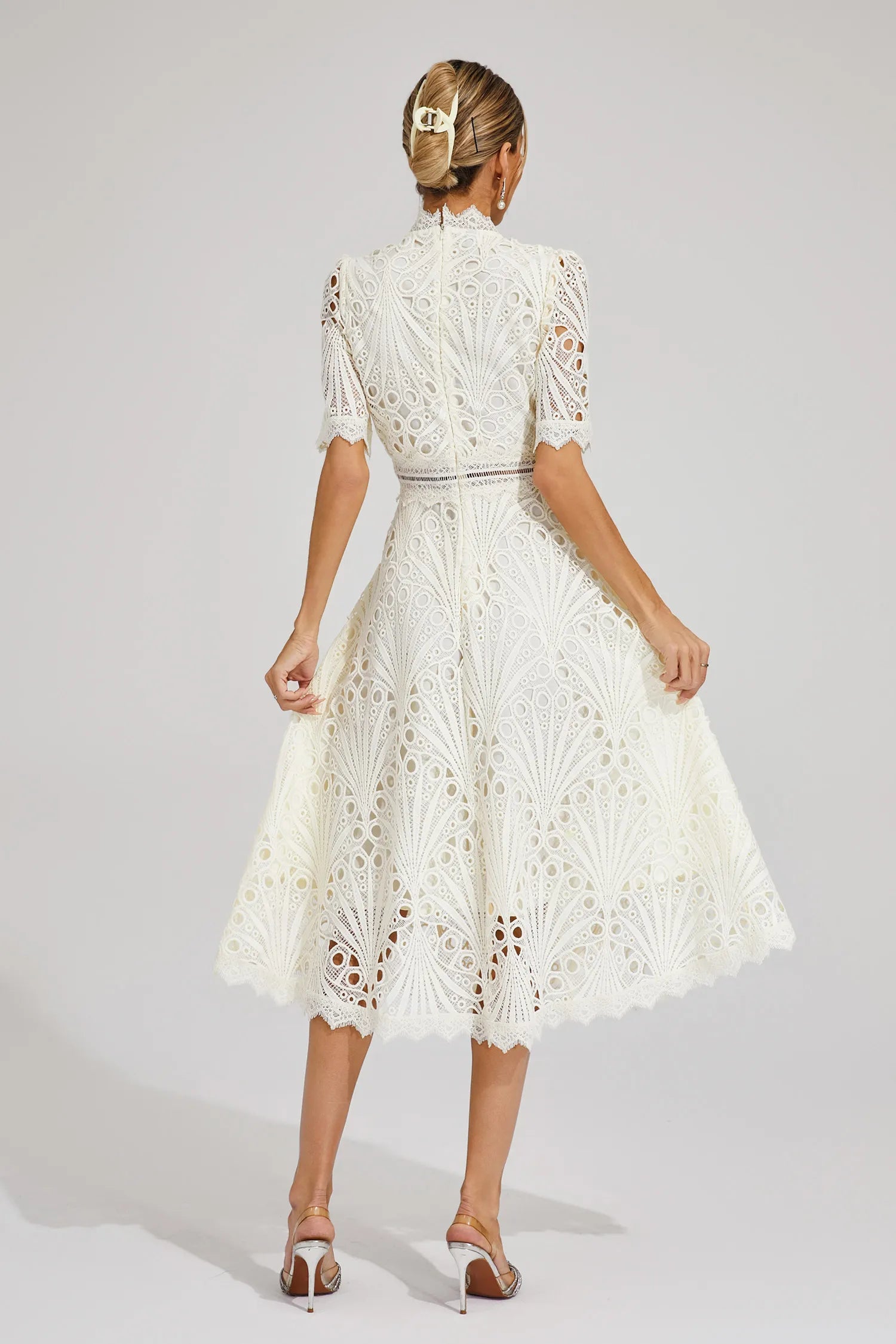 Dame Blonde Midikjole – Elegant Design med Udskæringsdetalje, Høj Hals og Korte Ærmer-83326-8d87309c-dca6-4ee5-bd79-4596d6144d1c