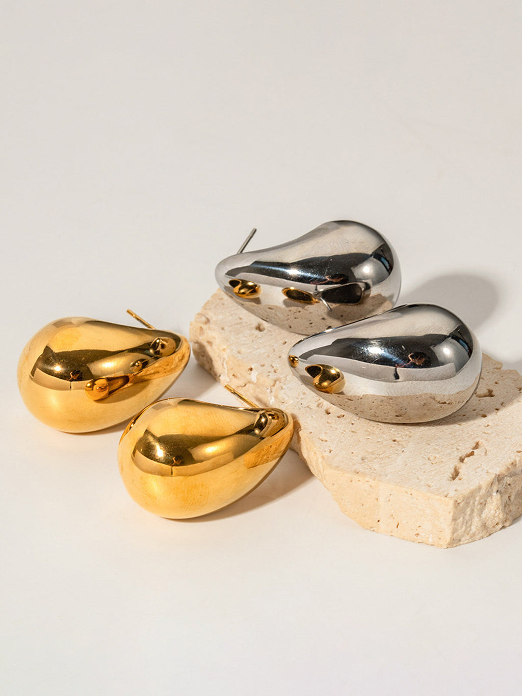 Skulpturelle Dråbe Øreringe - Minimalistisk Design