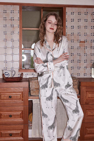 Girafprint Satin Pyjamasæt - Afslappet