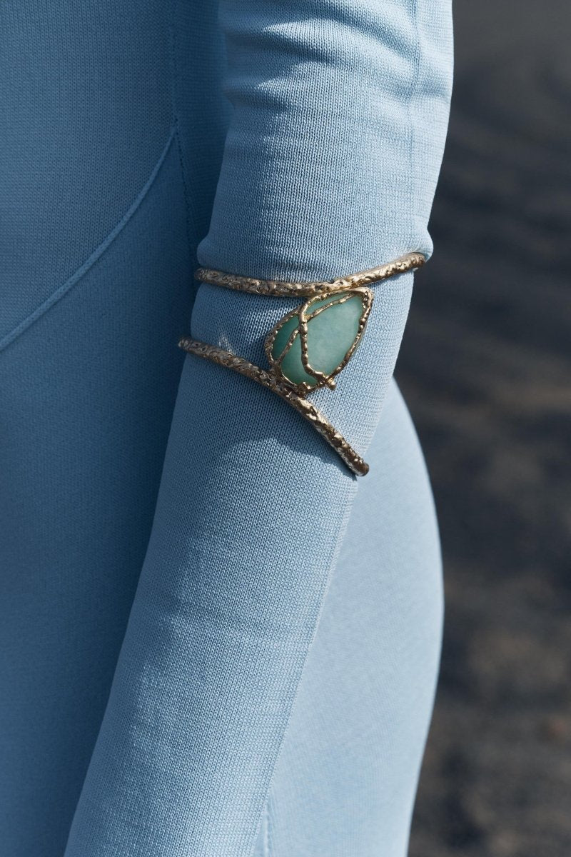 Skulpturel Armring med Oval Ædelsten