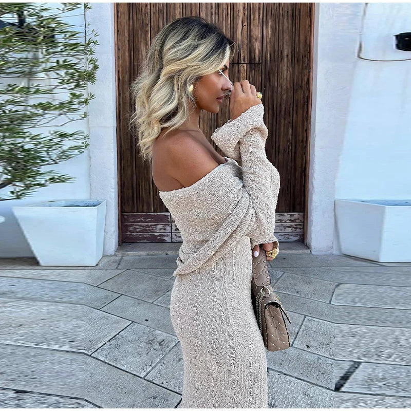 Skinnende Kjole med Off-Shoulder og Flared Ærmer