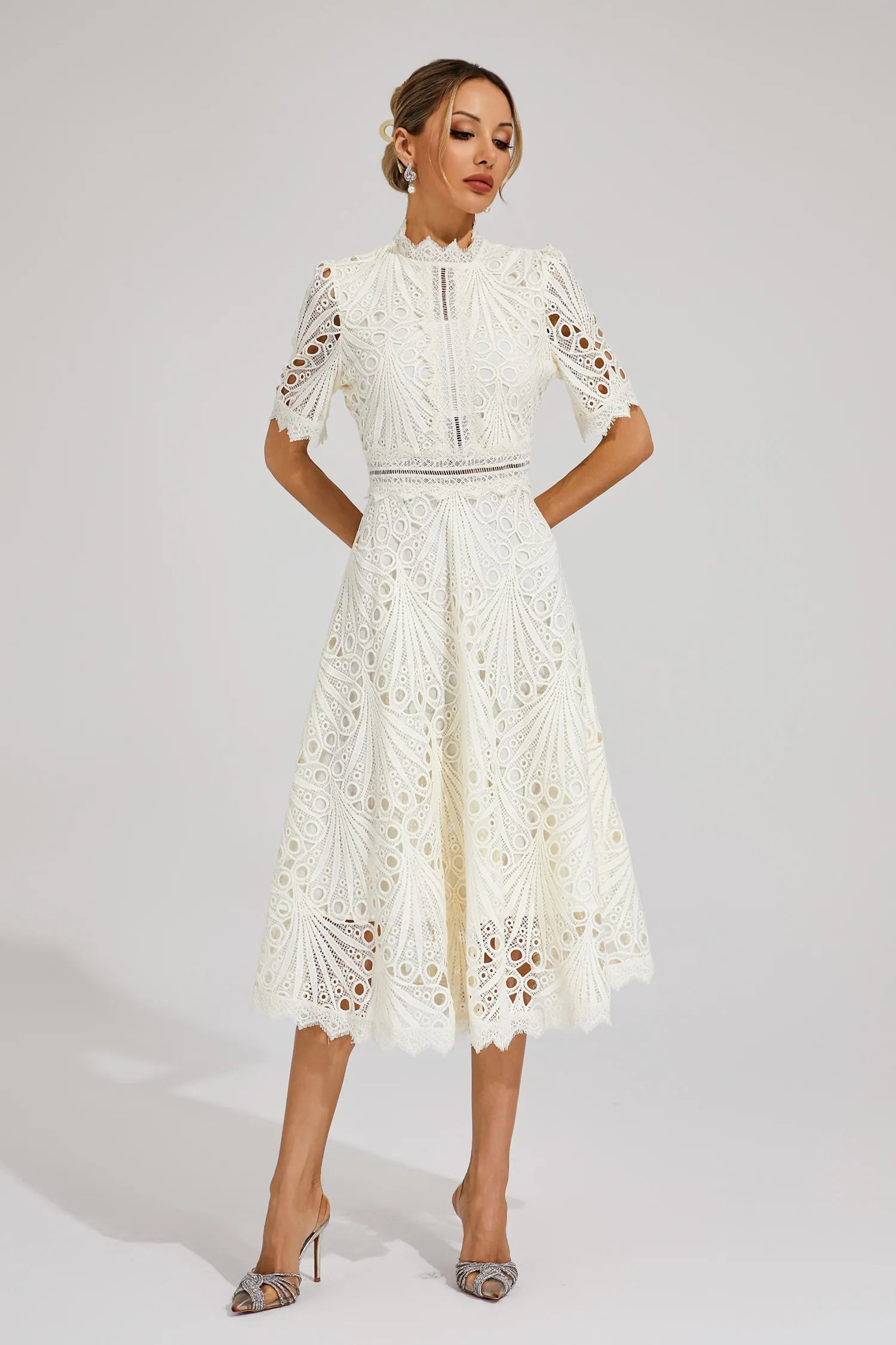 Dame Blonde Midikjole – Elegant Design med Udskæringsdetalje, Høj Hals og Korte Ærmer-83326-be1aeda9-0c01-47ea-ba20-424d266bc319