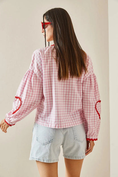 Dame Gingham Bluse med Hjerteformede Lommer, Rød Kant og Bindebånd Foran, Lange Ærmer-83307-c141191d-e511-4ed7-8407-39d19ba738ce