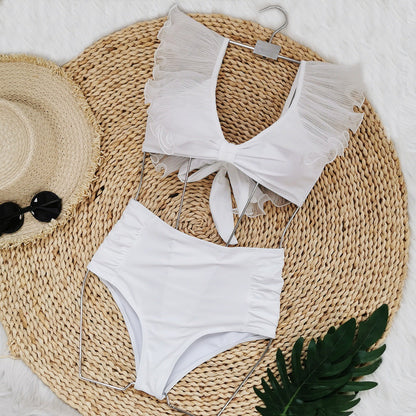 Moderne bikini med flæsedetaljer
