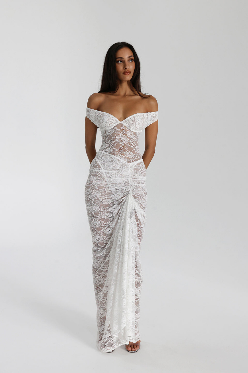 Blondekjole med Off-Shoulder og Asymmetrisk Kant