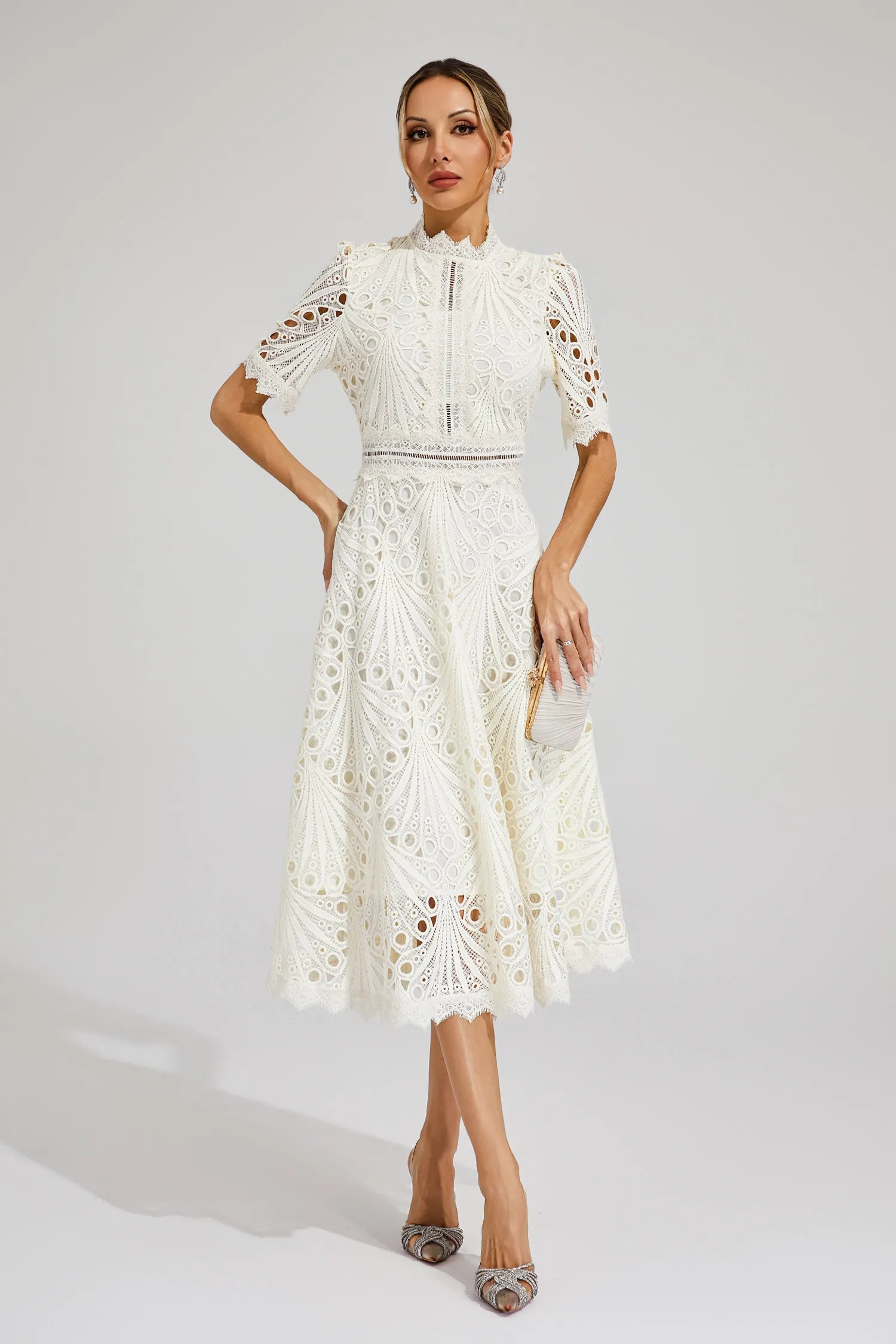 Dame Blonde Midikjole – Elegant Design med Udskæringsdetalje, Høj Hals og Korte Ærmer-83326-c724d81f-0b98-4d6e-915b-063543b8cbaa