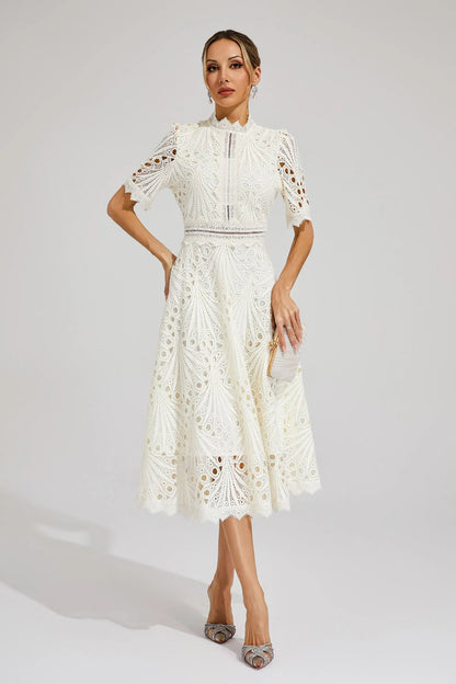Dame Blonde Midikjole – Elegant Design med Udskæringsdetalje, Høj Hals og Korte Ærmer-83326-c724d81f-0b98-4d6e-915b-063543b8cbaa