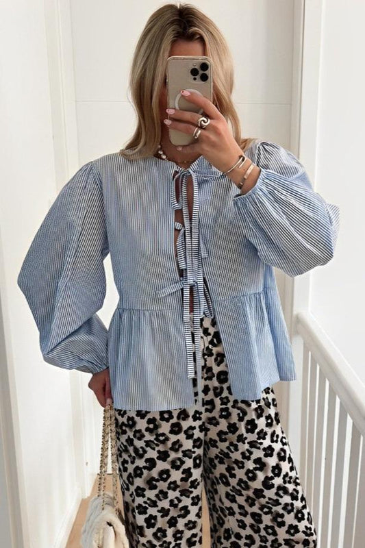 Norideen Dame Bluse – Blå/Hvid Stribet, Med Bindebånd og Puffærmer-83299-c72d5346-bc44-4d3d-aca9-523a14b670c6