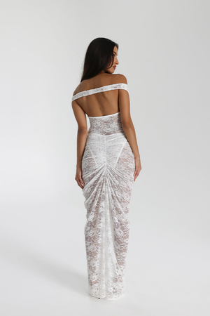 Blondekjole med Off-Shoulder og Asymmetrisk Kant