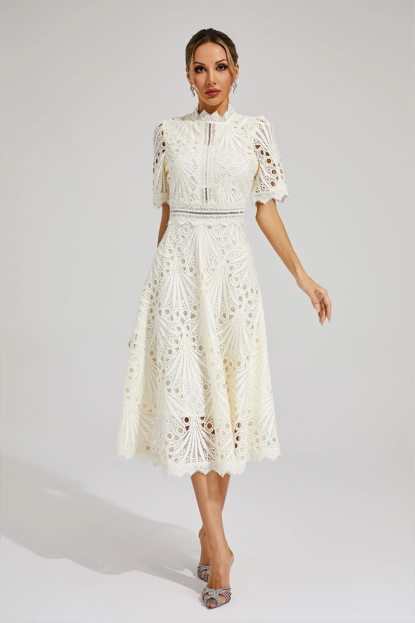 Dame Blonde Midikjole – Elegant Design med Udskæringsdetalje, Høj Hals og Korte Ærmer-83326-d5738900-4099-44d8-b2dc-e7135e4faf1d