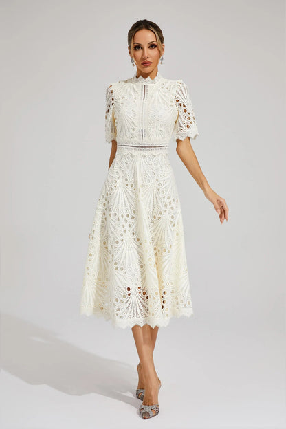 Dame Blonde Midikjole – Elegant Design med Udskæringsdetalje, Høj Hals og Korte Ærmer-83326-d5738900-4099-44d8-b2dc-e7135e4faf1d
