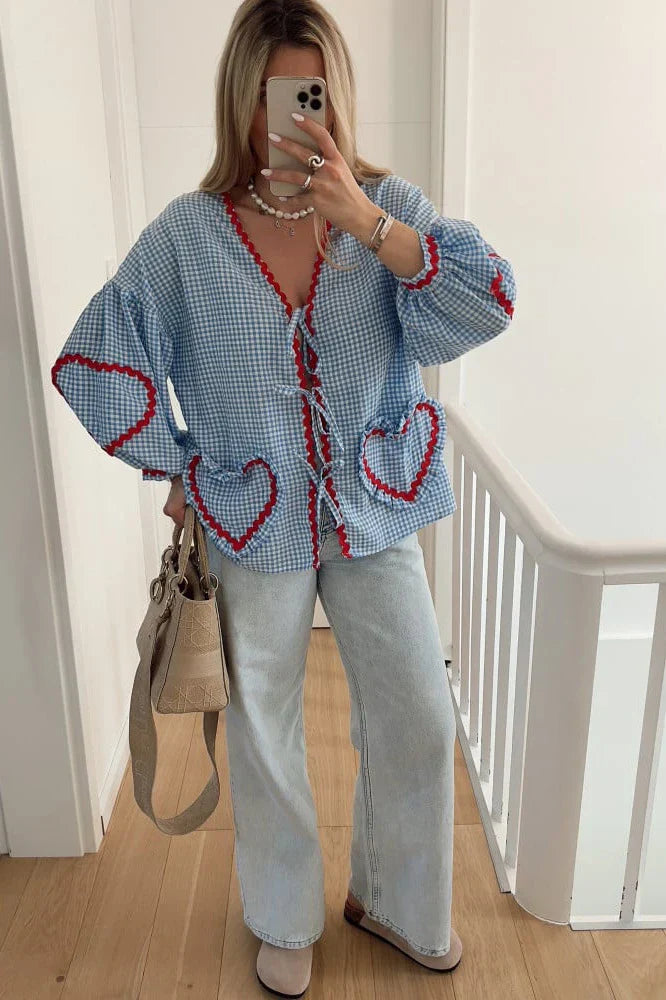 Dame Gingham Bluse med Hjerteformede Lommer, Rød Kant og Bindebånd Foran, Lange Ærmer-83307-dc02464b-735b-4217-89df-f7e41f76e62a