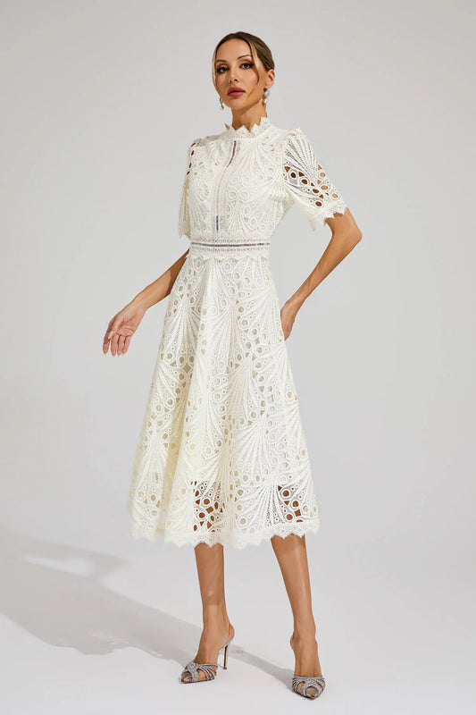 Dame Blonde Midikjole – Elegant Design med Udskæringsdetalje, Høj Hals og Korte Ærmer-83326-e89ad2c0-e19c-4047-b299-5db089725c14