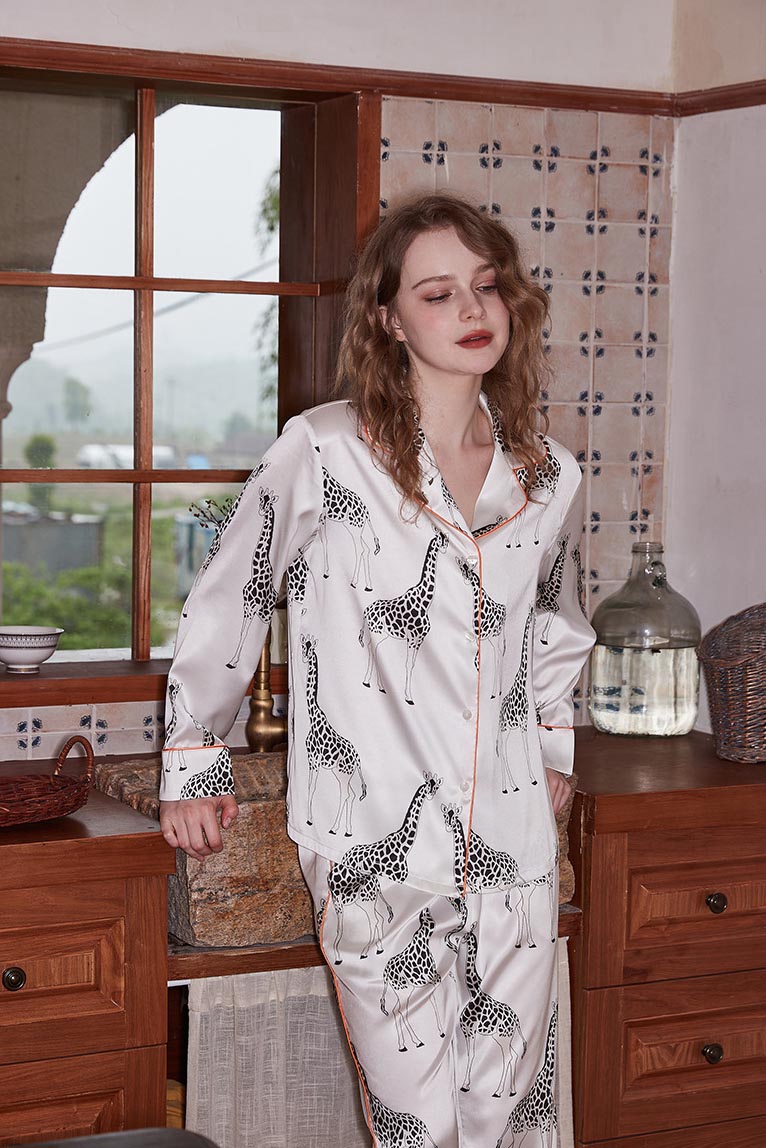 Girafprint Satin Pyjamasæt - Afslappet